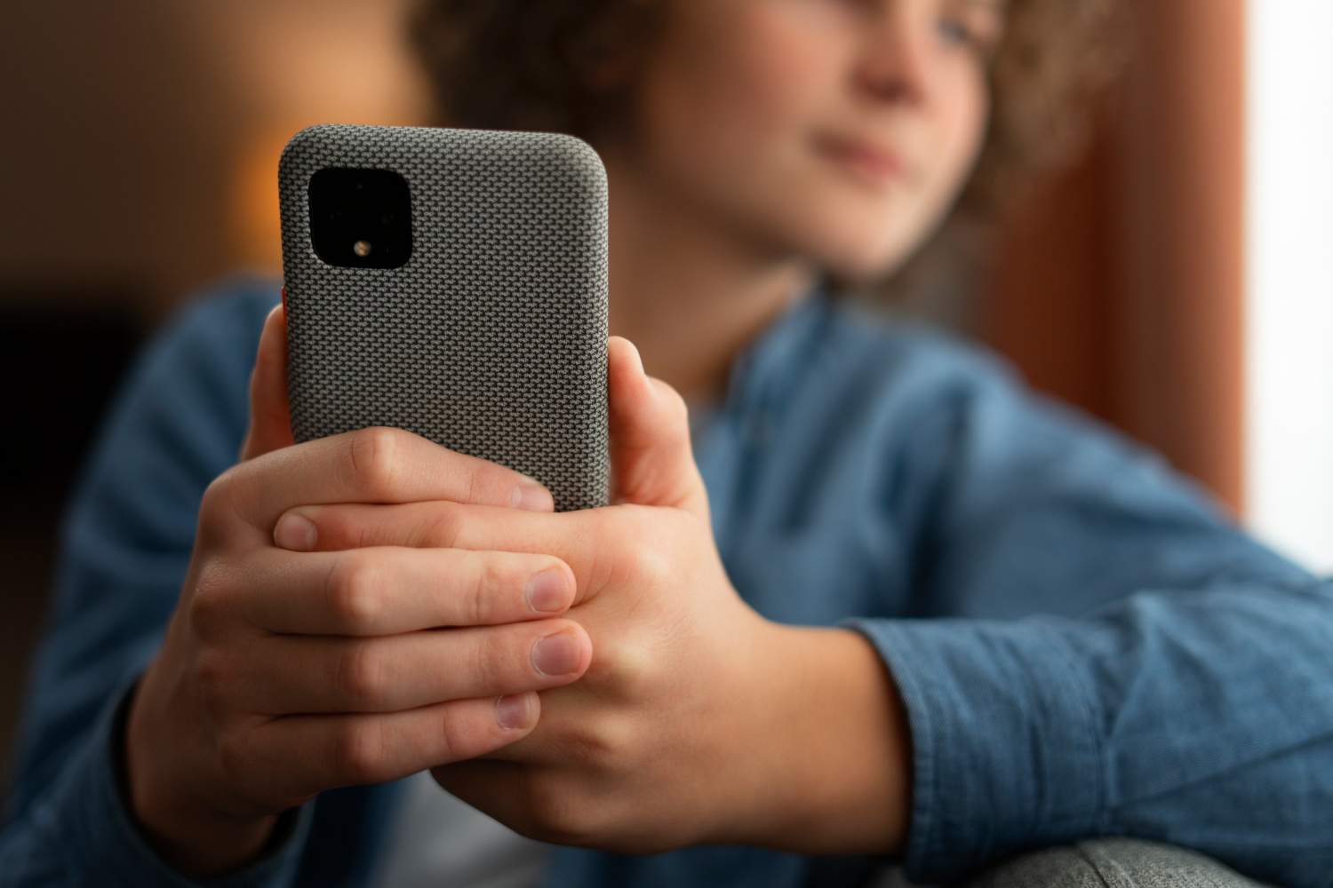 Phone accessories lifehacks 2026: Cases and screen protectors—protect the phone without hurting touch, signal, or wireless charging